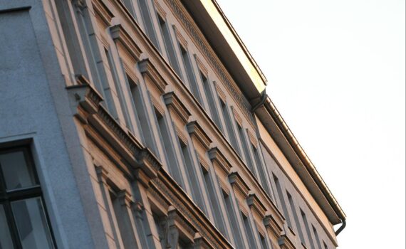 Hausfassade im Archiv, Berliner Grünen-Spitzenkandidat Werner Graf: Vergesellschaftung großer Wohnungskonzerne.
