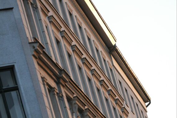 Hausfassade im Archiv, Berliner Grünen-Spitzenkandidat Werner Graf: Vergesellschaftung großer Wohnungskonzerne.