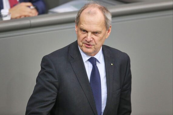 Fritz Güntzler im Archivfoto, vermutlich vor Berliner Hintergrund, als CDU-Politiker.