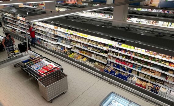 Supermarktregal mit Kassenbon-Thematik: digitale statt Papierbonpflicht, Debatte in Deutschland.