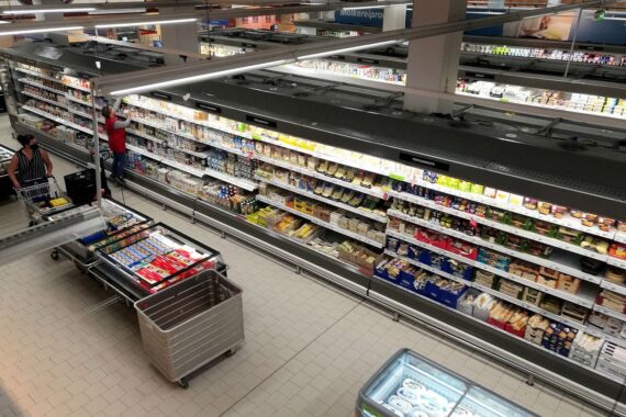 Supermarktregal mit Kassenbon-Thematik: digitale statt Papierbonpflicht, Debatte in Deutschland.