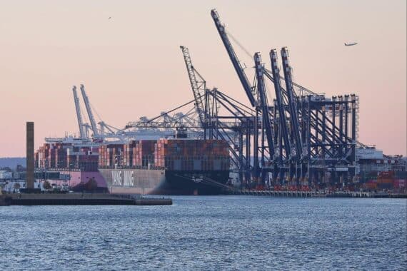 Industrieanlagen im Archiv, Symbolbild zum USA-Kanada-Zollstreit: geplante 50%-Zölle und Vergeltungsmaßnahmen.