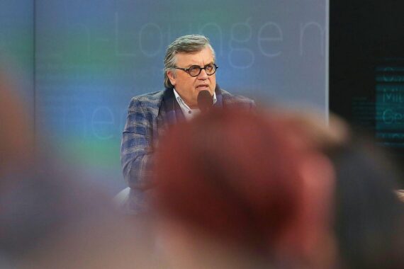 Hape Kerkeling (Archivfoto) bei SPD-Klausur; nachdenkliche Rede, Demokratie-Impulse in politischem Kontext.