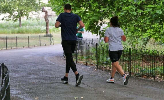 Jogger im Park: Freizeit, Sport und Kultur als Ausgabenbereich privater Haushalte.