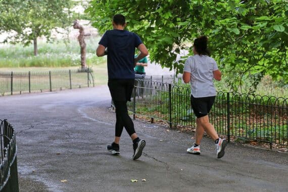 Jogger im Park: Freizeit, Sport und Kultur als Ausgabenbereich privater Haushalte.