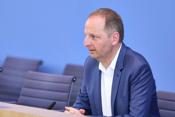 Thomas Heilmann spricht vor Kabinettsklausur in Neuhardenberg, kritisch gegenüber Grundgesetzänderung zu Klimaschutz.