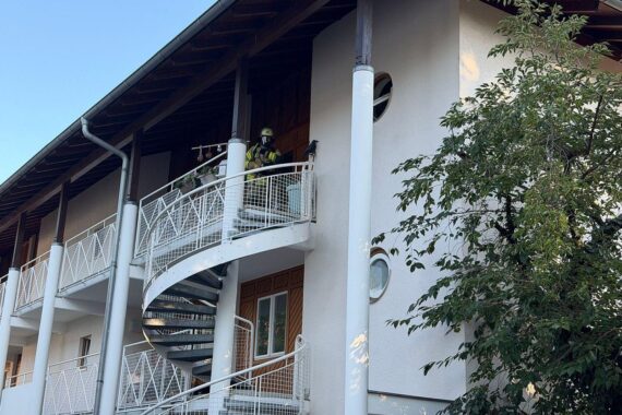 Feuerwehr bei Wohnungseinsatz: Rauch aus Fenster, Küche mit Herdbrand, Wärmebildkamera im Einsatz.