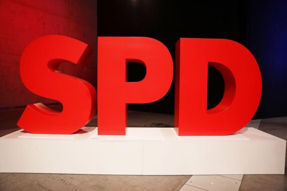 SPD-Logo (Archiv) und Hinweis auf Kurswechsel der SPD Hessen gegen Sozialkürzungen der Bundesregierung.