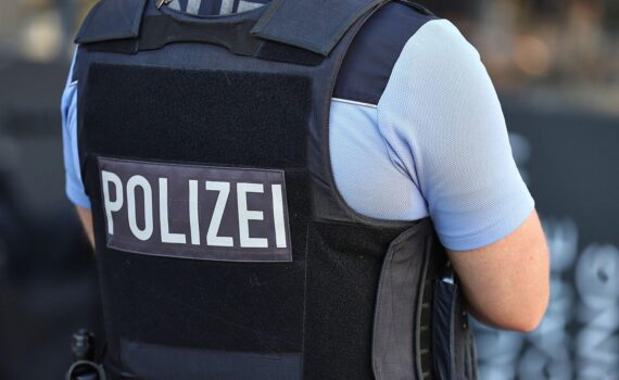 Polizei-Archivfoto: Polizeiwagen vor Gebäude, symbolisiert Vereinsverbot und Ermittlungen in Hessen.