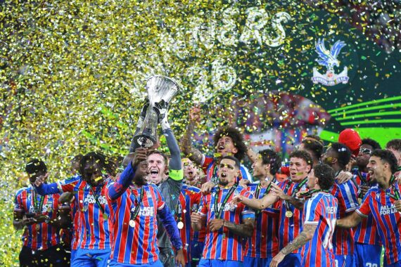Crystal Palace mit Siegerpokal der UEFA Conference League im Archiv; Hoffenheim trifft international in der Europa League.