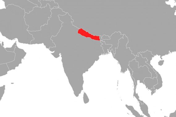 Sturzflut am Fluss Bhotekoshi in Nepal: Vermisste Touristen, Rettungskräfte und Berglandschaft.