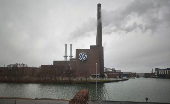 IG Metall droht Volkswagen mit Protesten und Streiks: Werksschließungspläne, 100.000 Stellenabbau, harte Gegenwehr in Wolfsburg.