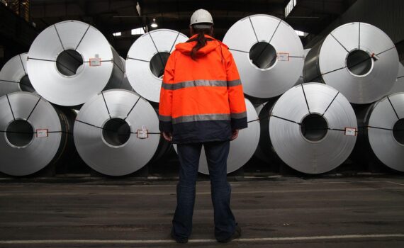 Stahlwerk-Archivfoto: verschärfte Kritik der IG Metall an steigenden Strompreisen für die Industrie.