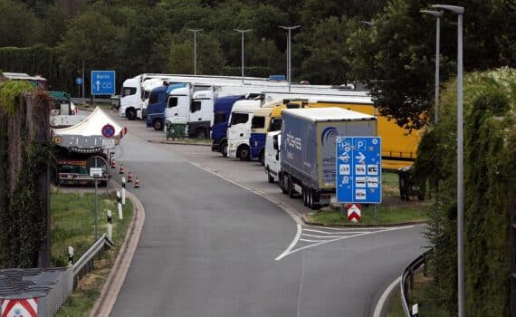 Lkw vor Rhein in Köln (Archiv): Sonntagsfahrverbot-Lockerung mit begrenzter Wirkung.