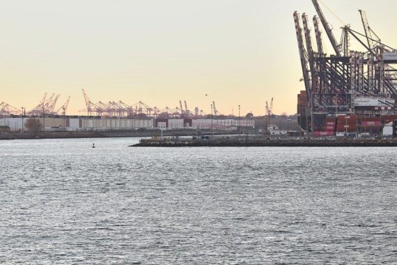 Industrieanlagen am Rhein: Niedrigwasser führt zu Produktionskürzungen und eingeschränktem Güterverkehr.