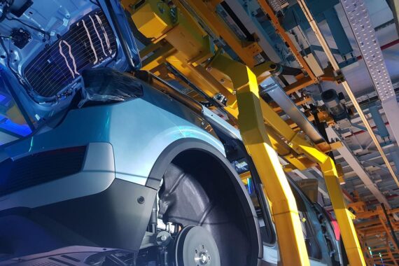 Autofabrik im Archiv: Maschinen/Produktion, symbolisch für verbessertes Geschäftsklima der Unternehmen in Deutschland.