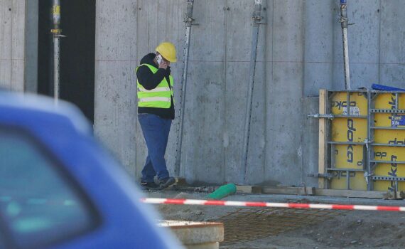 Bauarbeiter auf einer Baustelle (Archiv), Symbol für wachsenden Fachkräftemangel in Deutschland.