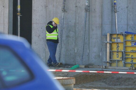 Bauarbeiter auf einer Baustelle (Archiv), Symbol für wachsenden Fachkräftemangel in Deutschland.