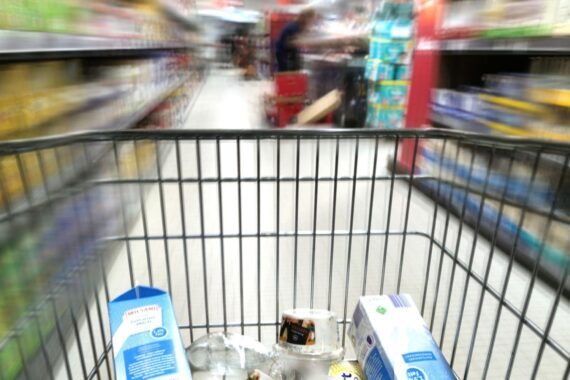 Ein Supermarktregal im Archiv: Einzelhändler mit gedrückter Stimmung, sinkende Nachfrage und steigende Preise erwartet.