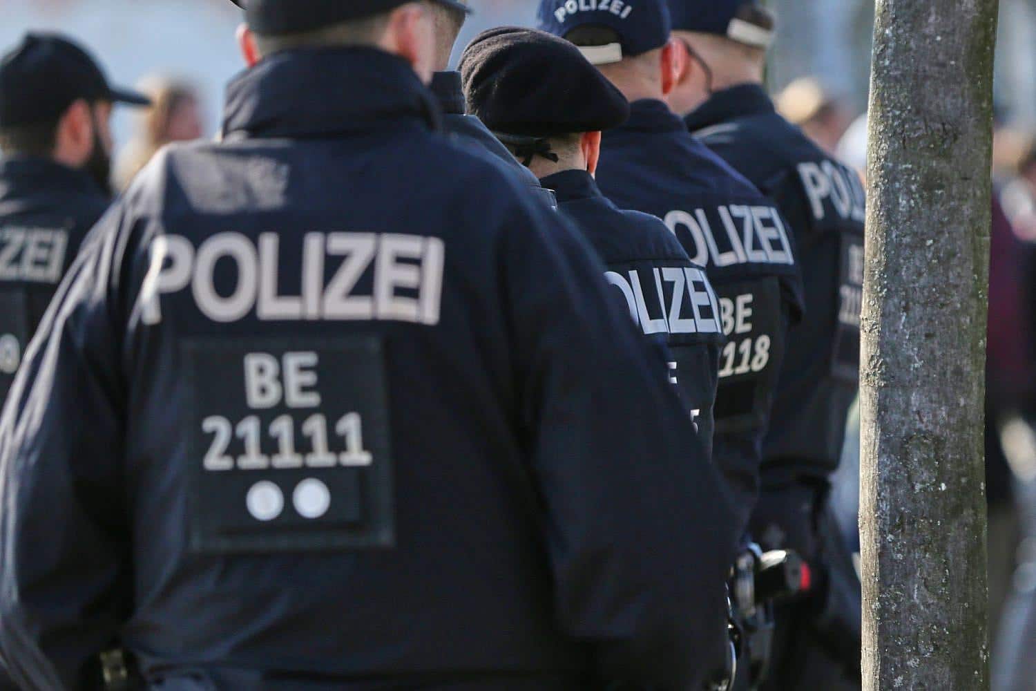 Maskierte Täter rauben Imbiss in Berlin-Hakenfelde aus; Polizei-Archivfoto, Kassenraub, Schusswaffe.