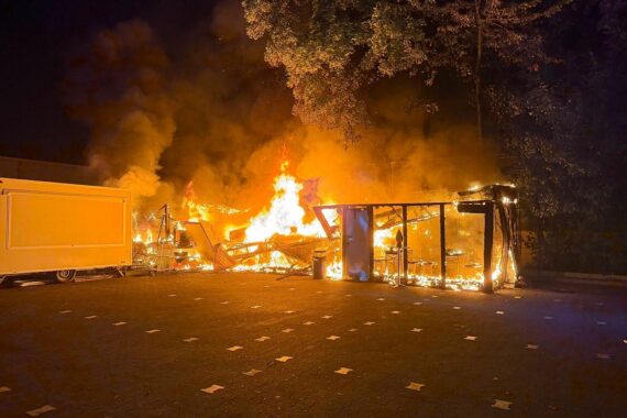 Brennender Imbissstand in Flammen auf Parkplatz; Feuerwehr im Einsatz, Archivfoto.