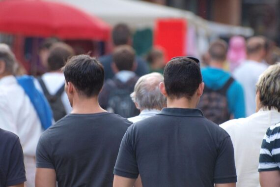 Männer in einer Fußgängerzone (Archiv), Thema: steigende kinderlose Männer in Deutschland.