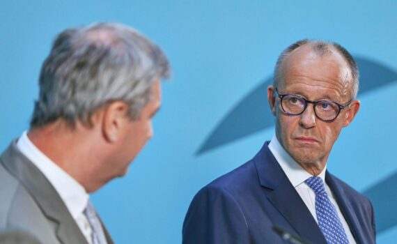 Markus Söder und Friedrich Merz im Archivfoto; Deutschlandtrend zeigt Union schwächer, AfD stärker, teils Streit.