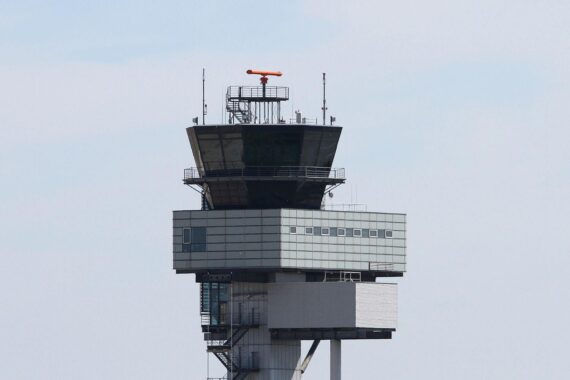 Flughafentower (Archiv) am Flughafen Leipzig/Halle, Hinweis auf Drohnenfund und Ermittlungen, Flugbetrieb zeitweise gestoppt.