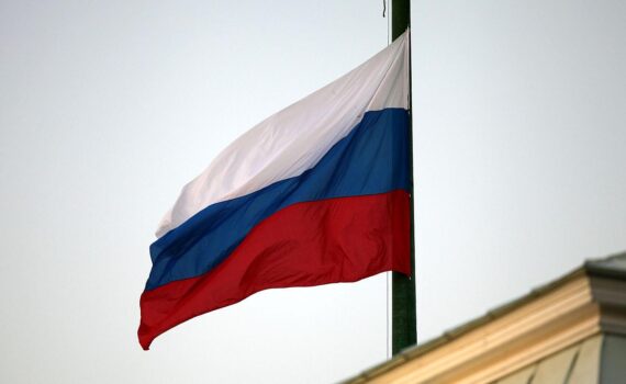 Russische Flagge im Archiv; deutsche Innenpolitik fordert klare Antwort auf hybride Angriffe, Drohnen und Sabotage.