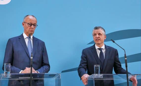 Friedrich Merz und Thorsten Frei (Archivfoto), politische Umfragewerte von CDU/CSU, AfD und Bundesregierung.