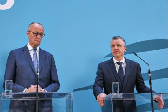 Friedrich Merz und Thorsten Frei (Archivfoto), politische Umfragewerte von CDU/CSU, AfD und Bundesregierung.