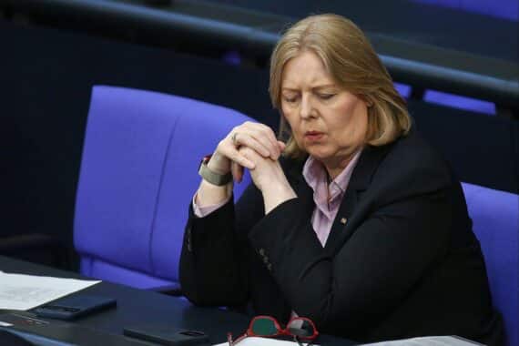 Bärbel Bas im Archivfoto: SPD-Arbeitsministerin, vor Debatte mit Johannes Winkel (Junge Union).