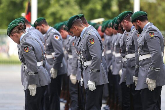 Bundeswehr-Soldaten im Archiv, Zank zwischen Union (JU) und SPD (Jusos) über Wehrpflicht.