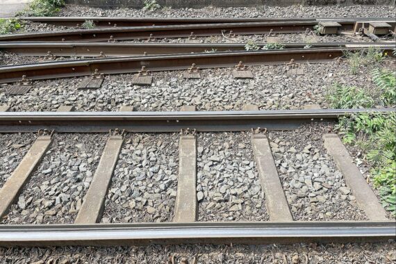Junge legt Bauzaun in Bahngleise; Zug bremst stark, Hindernis wird entdeckt (Archivfoto: Schienen).