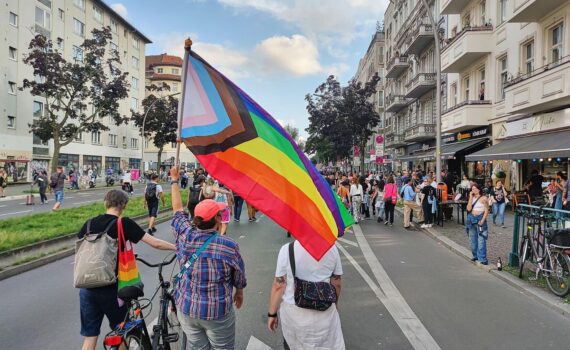 Stefanie Hubig (SPD) fordert Reform des Abstammungsrechts für zwei Mütter; Regenbogenfamilien.