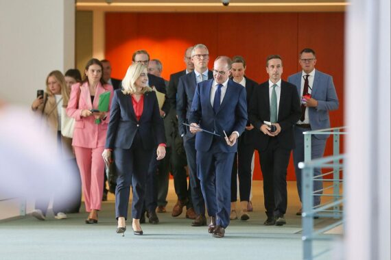 Nina Warken und Alexander Dobrindt bei Kabinettssitzung zur Reform der Nachrichtendienste.