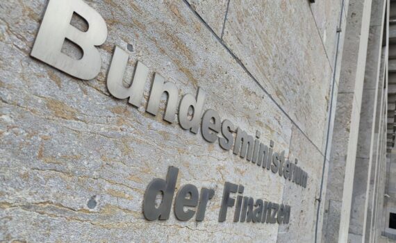 Finanzministerium-Archivbild in Berlin, Bundesregierung beschließt Frühstartrente: Startkapital für Kinder bis 18.