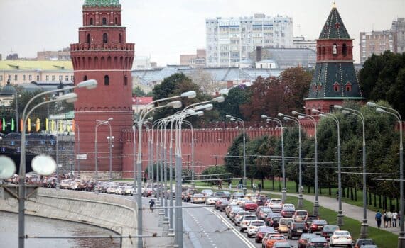 EU-Außenbeauftragte Kaja Kallas kündigt Ausweitung von Russland-Sanktionen an; im Hintergrund Kreml (Archiv).