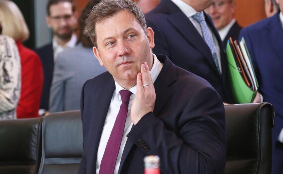 Vizekanzler Lars Klingbeil im Archiv, Berlin; Hinweis auf Merz-Urlaub und Kabinettssitzung ohne ihn.