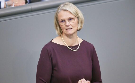 Anja Karliczek warnt vor Niedrigwasser-Folgen für Flusskreuzfahrten; Flüsse wie Rhein, Donau, Elbe.