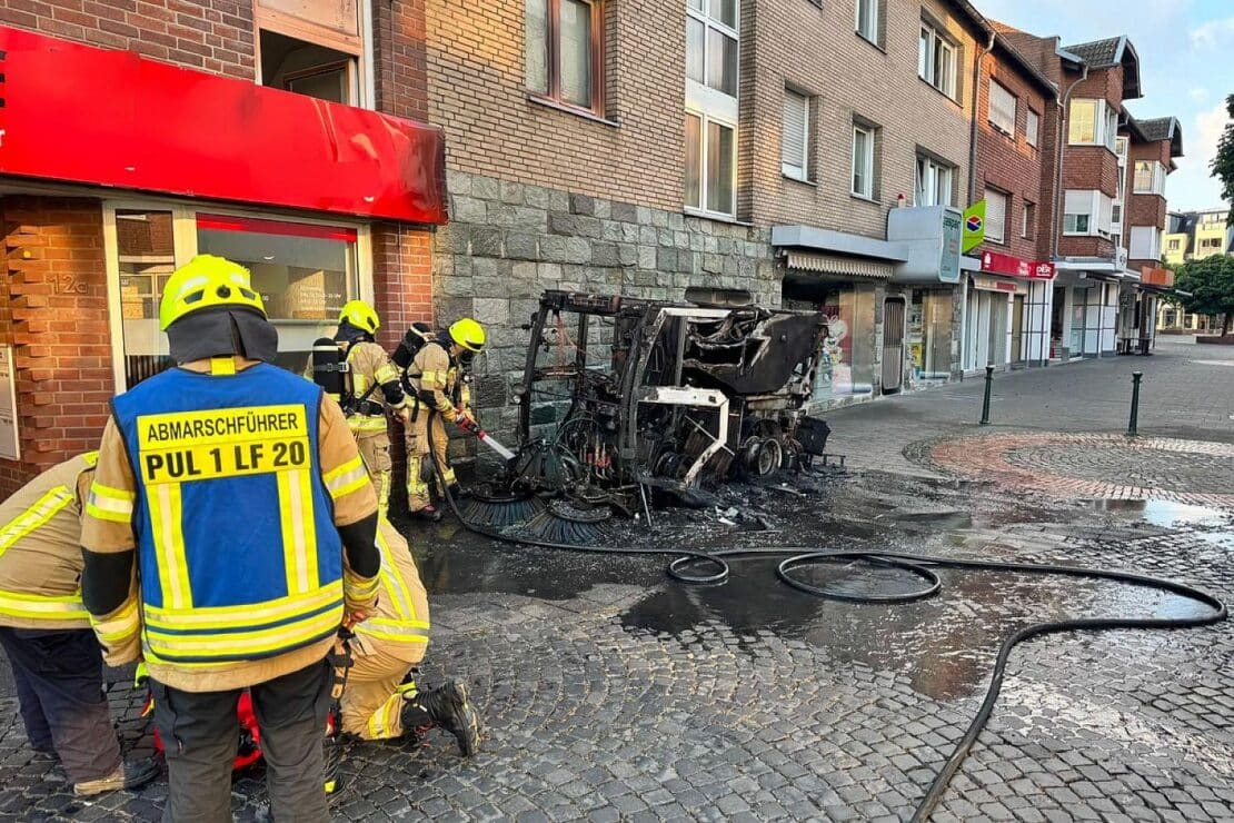 Kehrmaschine brennt vor Wohn- und Geschäftshaus in Pulheim
