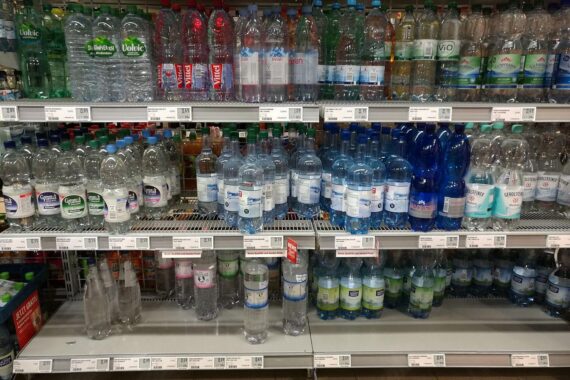 Wasserflaschen im Archiv, Hinweis: trotz Hitze keine flächendeckenden Engpässe bei Mineralwasser.