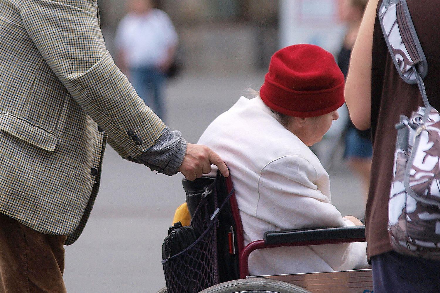 Seniorin im Rollstuhl (Archivfoto), KfW-Förderstopp für barrierefreien Umbau: leerer Fördertopf.