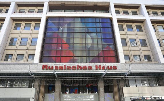 Russisches Haus in Berlin, Außenansicht; darunter Text: Schließung gefordert, Spionageeinrichtung vermutet.