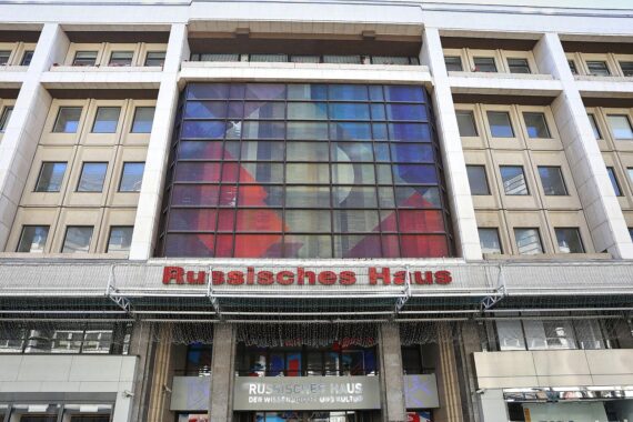Russisches Haus in Berlin, Außenansicht; darunter Text: Schließung gefordert, Spionageeinrichtung vermutet.