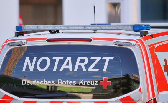 Notarzt im Rettungseinsatz (Archiv) nach tödlichem Unfall bei Forstarbeiten im Wald bei Garmisch-Partenkirchen.