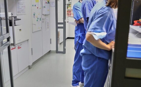 Krankenhaus-Pflegepersonal im Archiv: Personal- und Pflegemangel bei der Versorgung von Minderjährigen.
