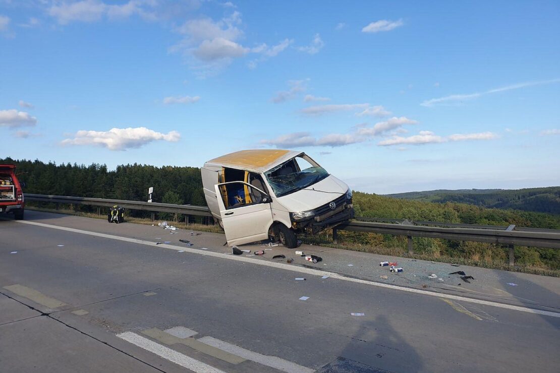 Kleintransporter überschlägt sich auf A71 bei Meiningen