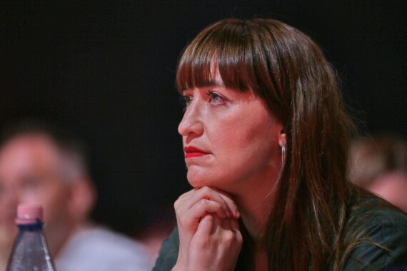 Heidi Reichinnek (Archiv) vor parlamentarischem Hintergrund, im Kontext Klimaanpassung und Grundgesetzänderung.