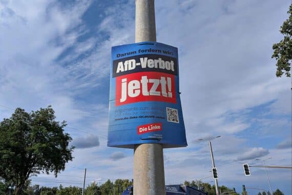 Plakat „AfD-Verbot“ im Archiv: SPD fordert Brandmauer, Parteichef Lars Klingbeil im Hintergrund.